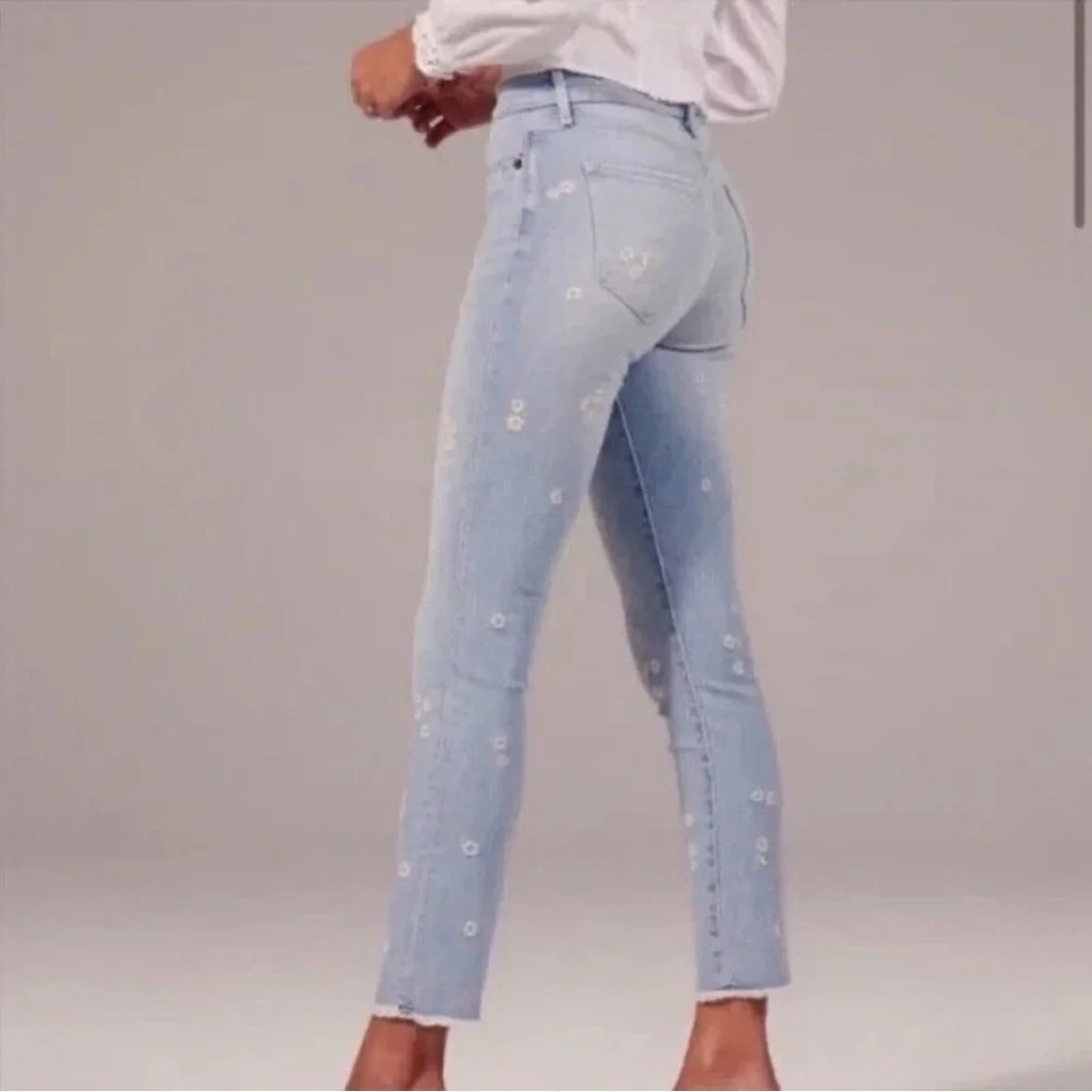 Abercrombie & Fitch Spring Mid Rise Skinny Daisy Floral Embroidered Jeans 30